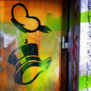 #streetart #stencil of #donaldduck & #unclescrooge aka #onkeldagobert’s #hats in #zurich #switzerland