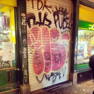 #hello #iv #throwup #graffiti